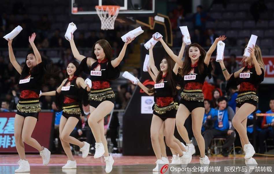 京鲁对决激情上演 篮球宝贝热舞点燃赛场 宝贝们身穿亮黄色表演服,在聚光灯下宛如精灵,每一个伸展都充满韵律美感