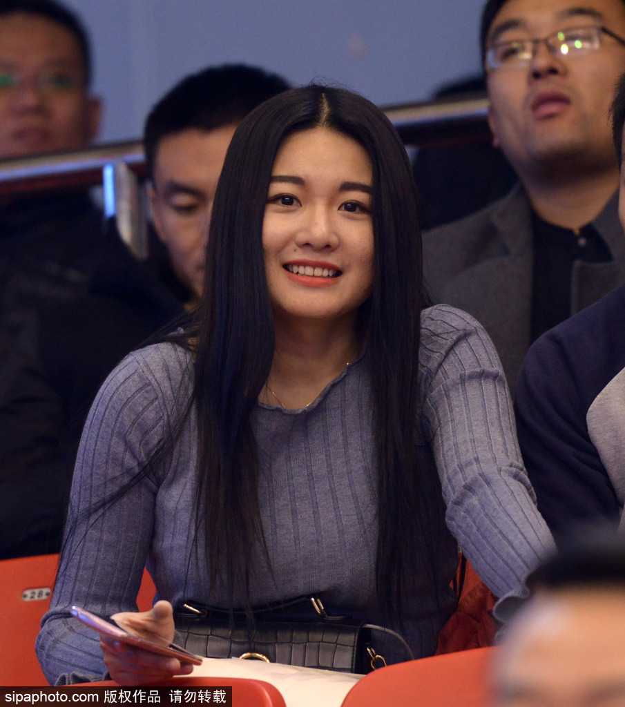 京鲁跨年大战惊现“中国版赤木晴子” 丁彦雨航化身蜘蛛侠缔造经典 丁彦雨航在加时赛中持球突破,面对北京队的双人包夹毫无惧色,他的眼神坚毅如铁,全场球迷起立注视,看台前排一位美女球迷紧握双手放在胸前,神情紧张又充满期待。