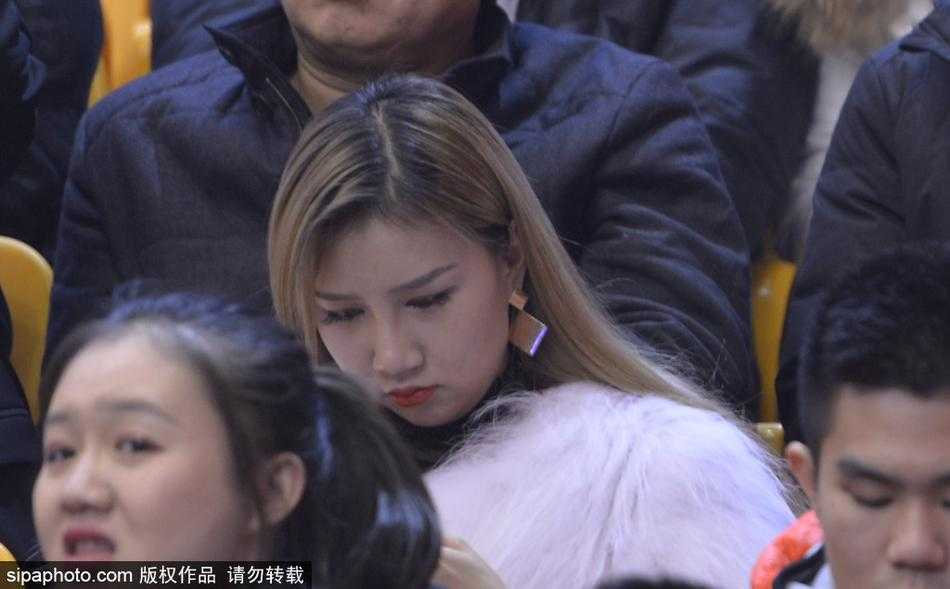 京鲁跨年大战惊现“中国版赤木晴子” 丁彦雨航化身蜘蛛侠缔造经典 在人群攒动的看台上,一名穿着休闲运动装的女球迷被精彩的比赛逗笑,她不经意间露出的灿烂笑容如冬日暖阳,恰好被相机定格,成为这场硬仗中最温柔的花絮。