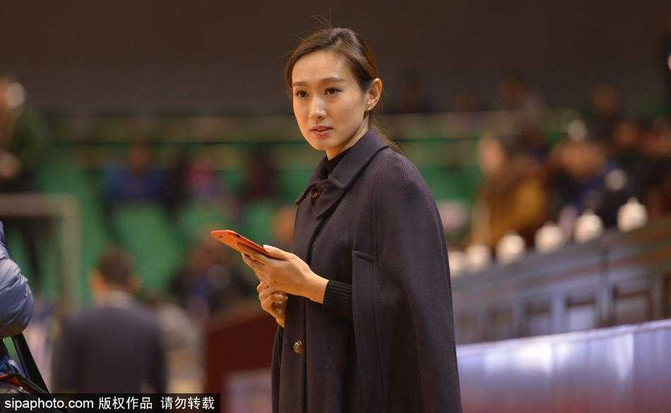 京鲁跨年大战惊现“中国版赤木晴子” 丁彦雨航化身蜘蛛侠缔造经典 全景镜头扫过座无虚席的山东高速球馆,一名长发披肩、妆容精致的美女球迷恰好在人群中抬头,清澈的眼眸中倒映着球场上的光芒,仿佛在与场上球员进行无声的对话。