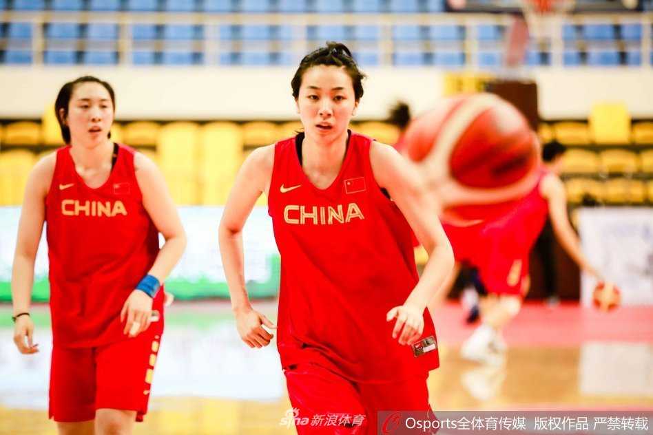 训练结束后，队员们围成一圈，手叠在一起高声加油，团队凝聚力在呐喊声中升温。