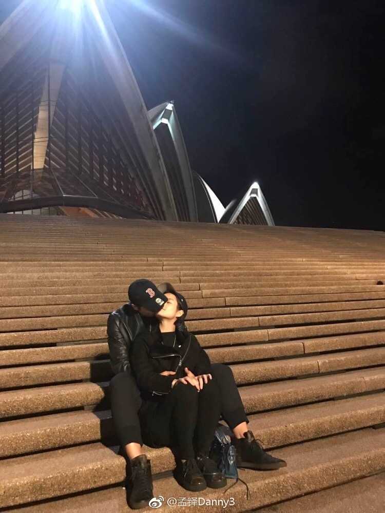 孟铎与女友的这张合照充满了生活气息，简单的动作和温馨的场景，让人感受到这对运动员情侣纯粹而真挚的感情。