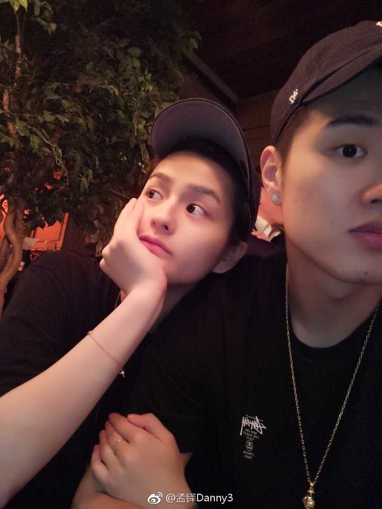 孟铎在微博上晒出与女友的甜蜜合照，照片中两人亲密无间，眼神中流露出对彼此深深的依恋与信任。