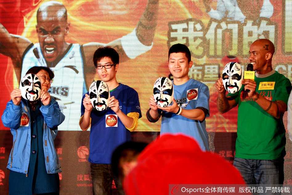 夺冠时刻，马布里高高举起至尊宝鼎，脸上的汗水与笑容交织，那是属于北京城的荣耀瞬间。