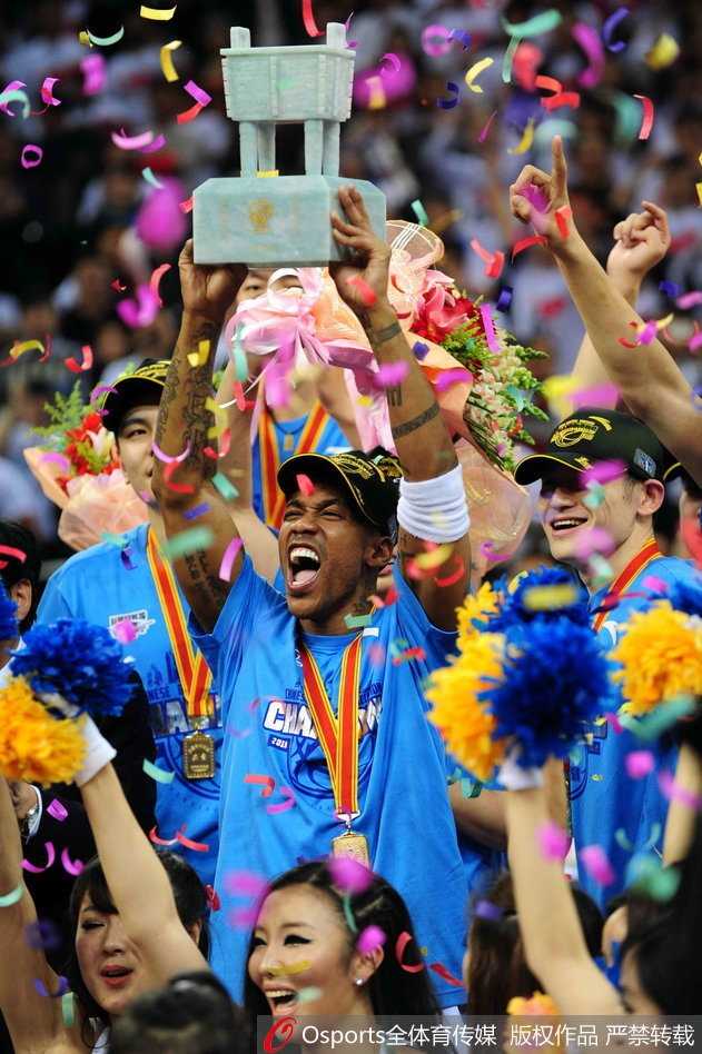 马布里手持中国国旗，脸上洋溢着灿烂的笑容，那一刻，他早已将中国视为自己的第二故乡。