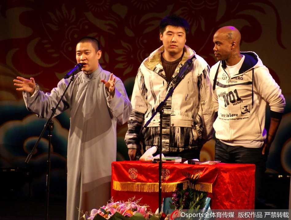 马布里坐在北京地铁车厢内，戴着耳机，神情放松，宛如一个普通的通勤族。