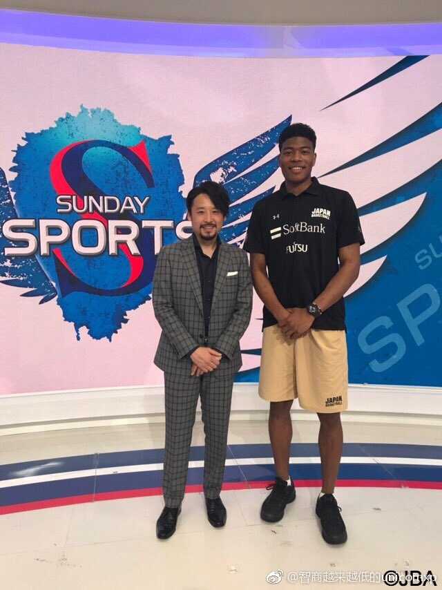 在NHK的演播厅里，八村塁与前辈田卧勇太并肩而坐，两人目光交汇，微笑中传递着日本篮球跨越时代的信任与嘱托。