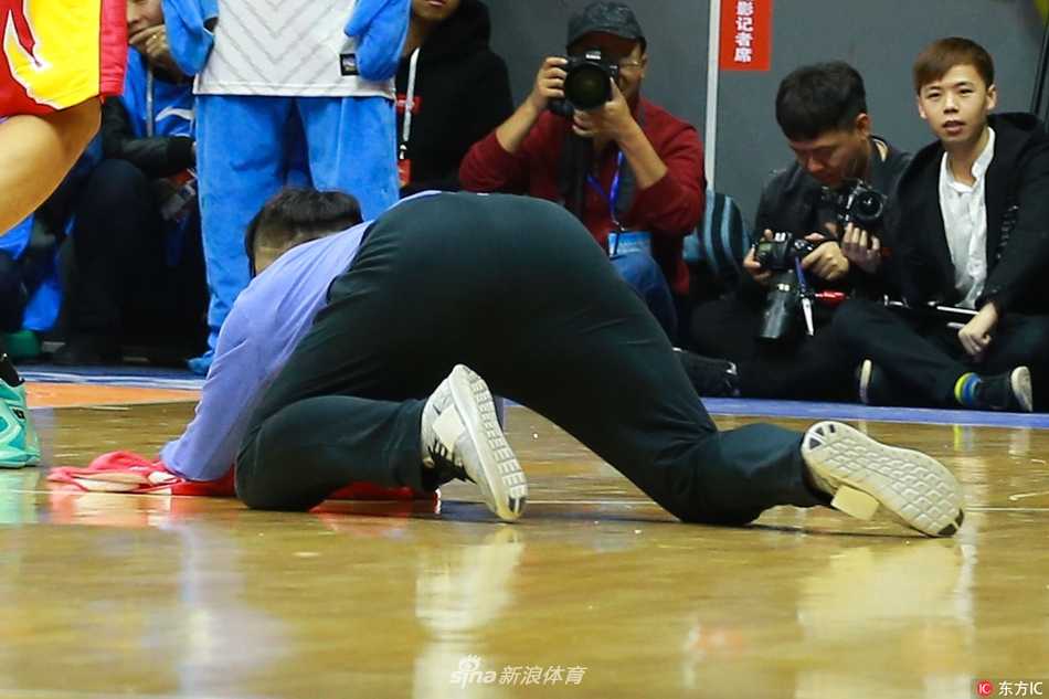 在新疆与吉林对战的CBA赛场上，孟飞眼神专注如鹰隼，双腿跪地瞬间启动，手中的蓝色毛巾仿佛战士的武器，即将擦去地板上那一片晶莹的汗渍。