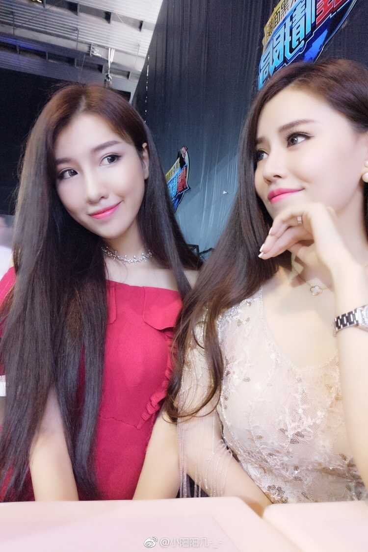 从模特到珠宝设计师:郭艾伦前女友马阳阳的华丽蜕变 马阳阳在节目后台与闺蜜合影,高挑的身材和白皙的肤色让她宛如自带反光板,瞬间成为视觉焦点