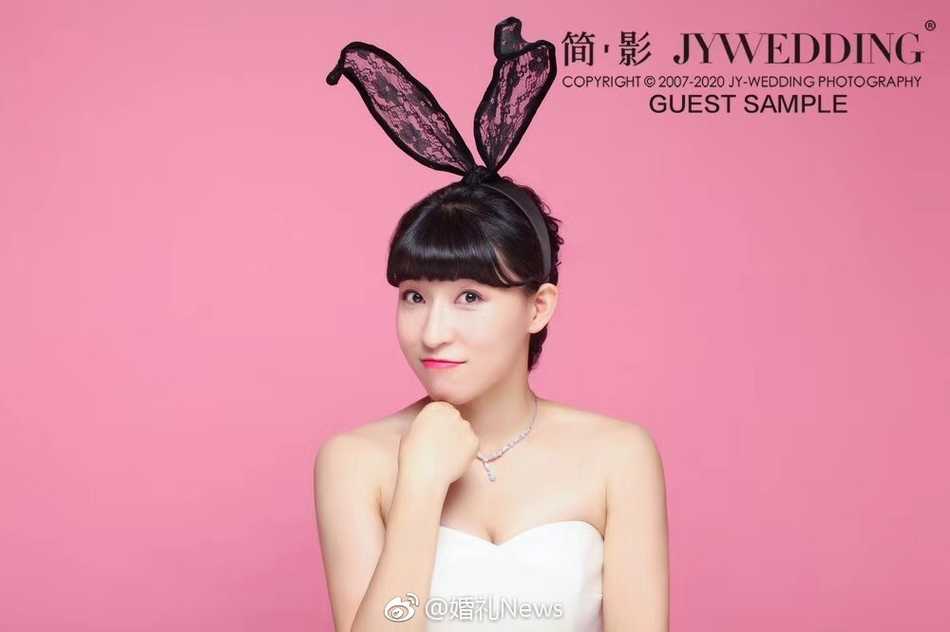 从球场精灵到幸福新娘:中国女篮名将杨半伴的华丽蜕变 身着洁白拖尾婚纱的杨半伴,手捧淡雅花束,在镜头前展露温婉羞涩的笑容,宛如童话中走出的公主。