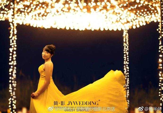 从球场精灵到幸福新娘:中国女篮名将杨半伴的华丽蜕变 杨半伴与丈夫甜蜜依偎,两人脸上洋溢着幸福的笑容,背景的温馨装饰与她的精致妆容相得益彰。