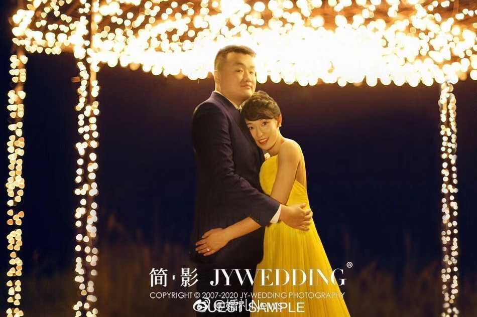 从球场精灵到幸福新娘:中国女篮名将杨半伴的华丽蜕变 新娘杨半伴与伴娘团合影,身穿晨袍的她开怀大笑,氛围轻松愉悦,尽显其活泼开朗的真性情。