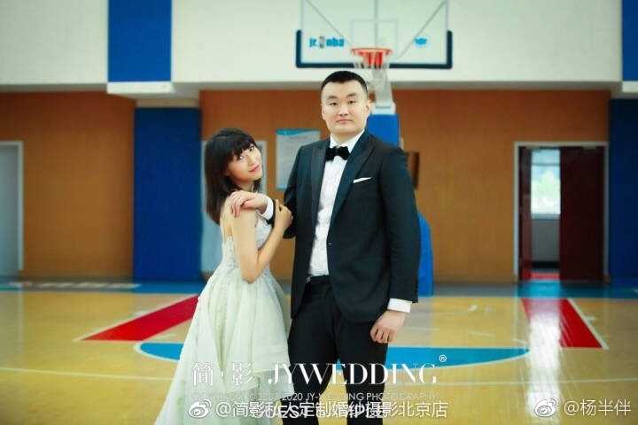 从球场精灵到幸福新娘:中国女篮名将杨半伴的华丽蜕变 新郎深情地望向身披白纱的杨半伴,两人执手对视,画面充满了爱意与对未来的美好憧憬。