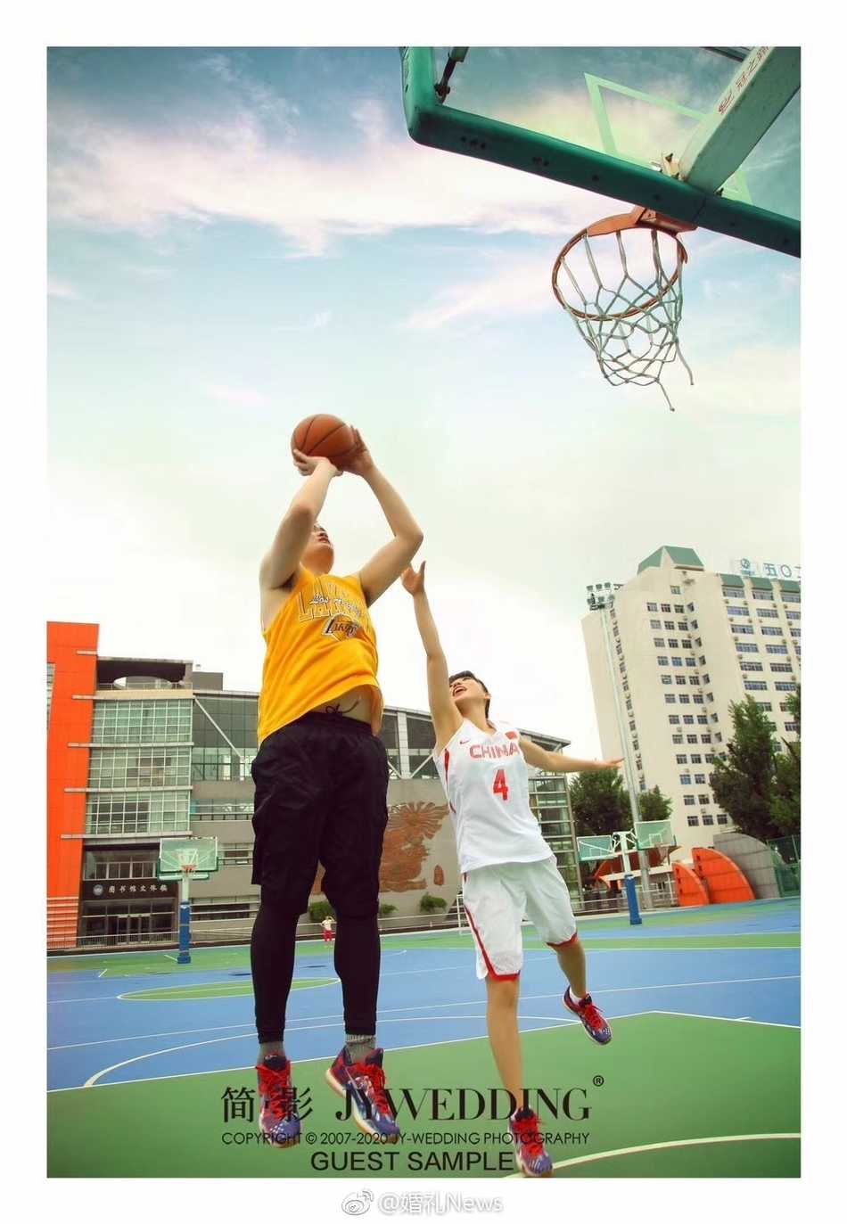 从球场精灵到幸福新娘:中国女篮名将杨半伴的华丽蜕变 婚礼现场杨半伴与亲友大合影,她手拿捧花站在C位,笑容灿烂,身后是满座的宾朋和美好的祝福。