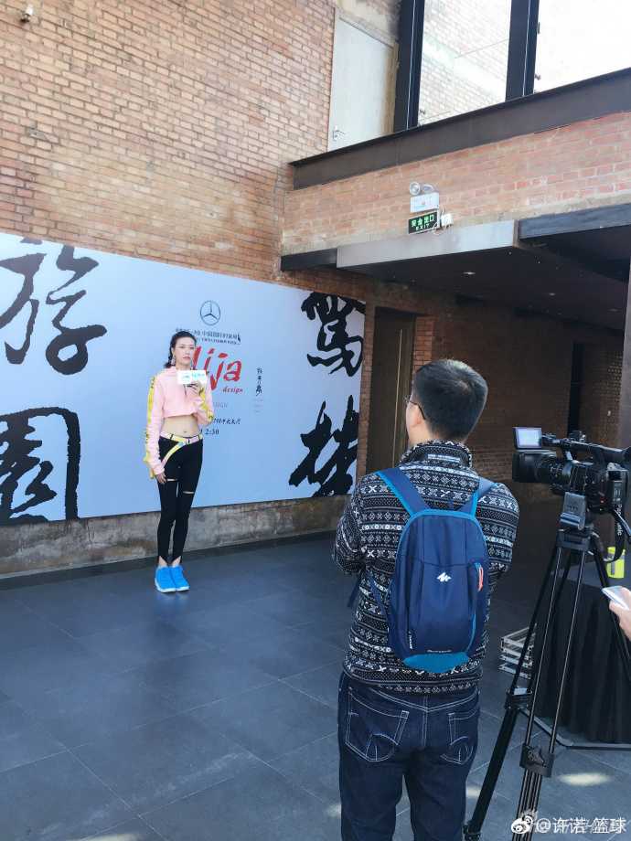 从球场霸主到时尚女神:前女篮国手许诺的跨界风采 全景镜头下的许诺与豪车,她双手自然垂落,从容自信的气场全开,完美融合了运动员的挺拔与女性的柔美。