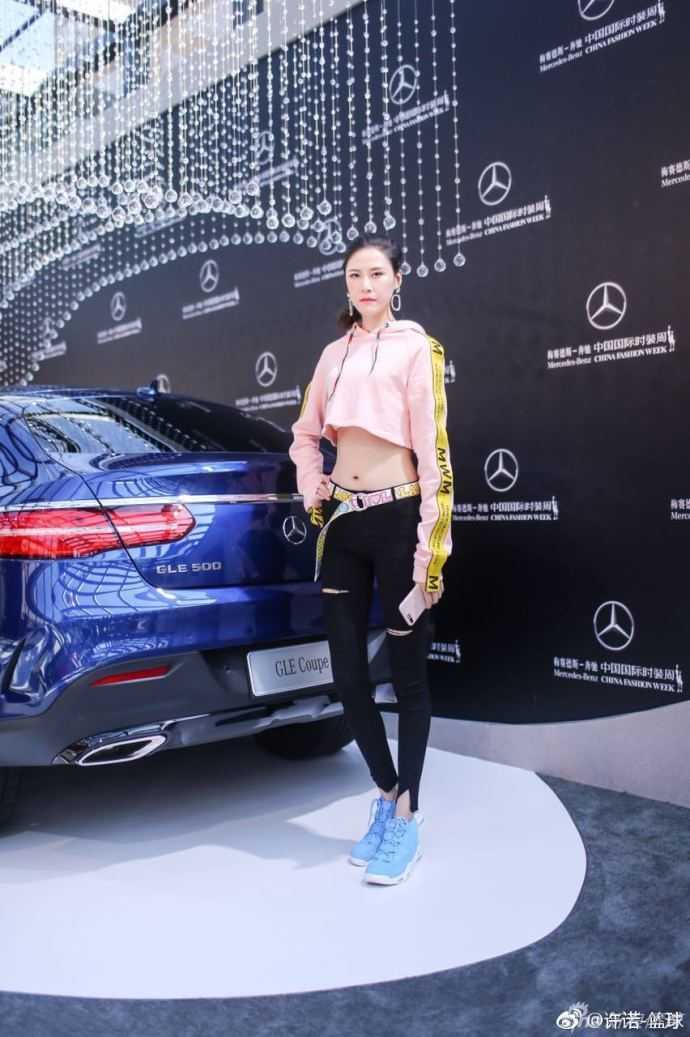 从球场霸主到时尚女神:前女篮国手许诺的跨界风采 近距离特写下,许诺的五官精致立体,露脐装与高腰裤的搭配完美分割身材比例,美腿优势一览无余。