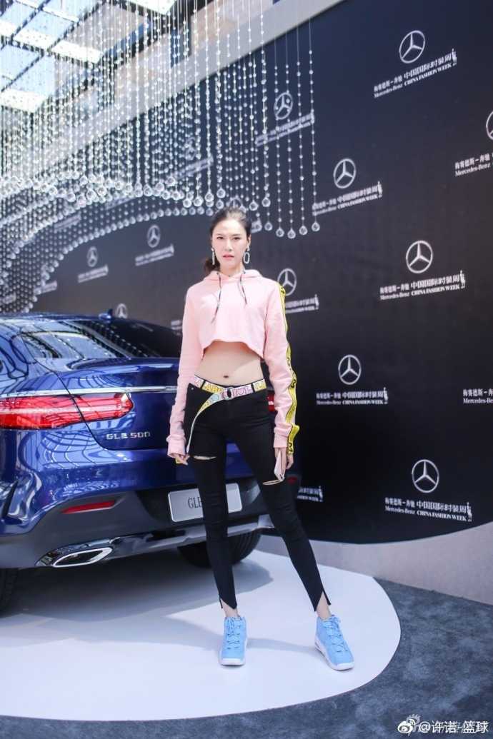 从球场霸主到时尚女神:前女篮国手许诺的跨界风采 许诺轻倚豪车旁,粉色短衫在阳光下泛起柔光,超高腰线设计更显身姿挺拔,俨然一道靓丽的都市风景线。