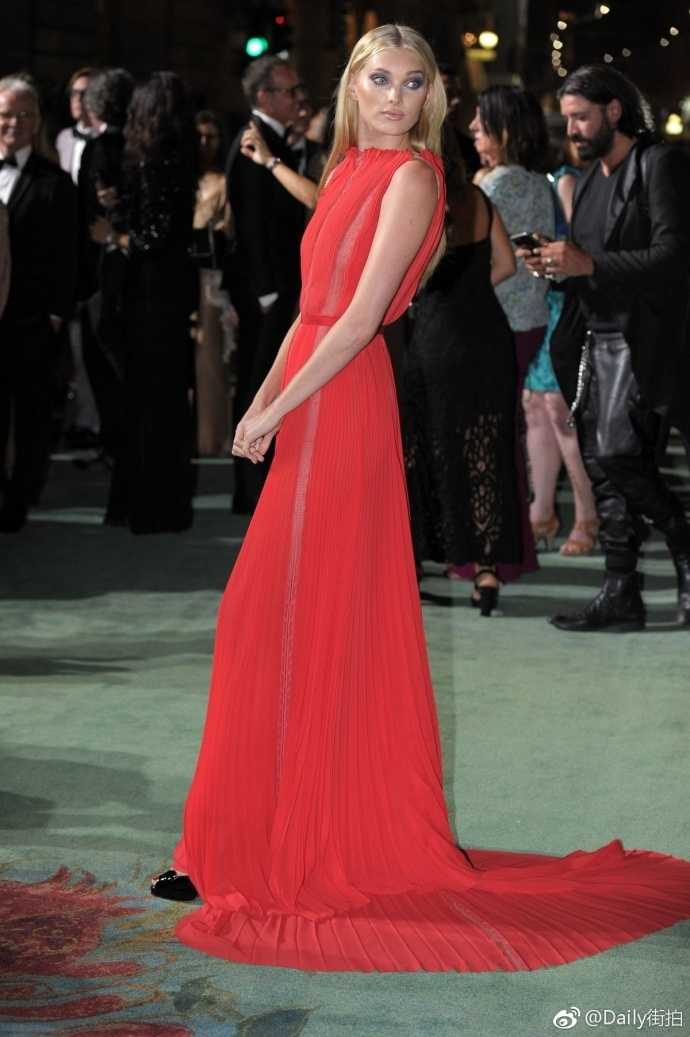 在米兰的聚光灯下，艾尔莎的红裙如火焰般跳动，她微微侧身，展现出玲珑有致的曲线，肌肤在红色丝绸映衬下显得愈发白皙。