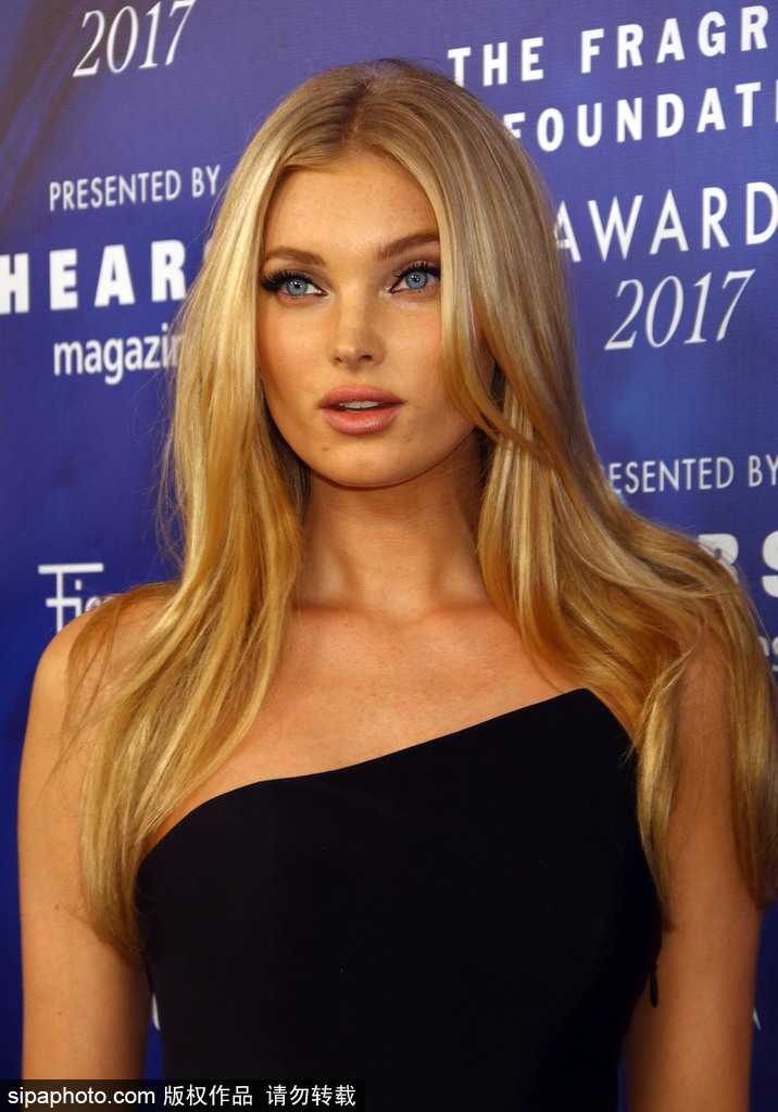 纽约寒风中，艾尔莎·霍斯卡回眸一瞥，金色长发随风轻扬，眼神如北欧冰雪般清冷而深邃