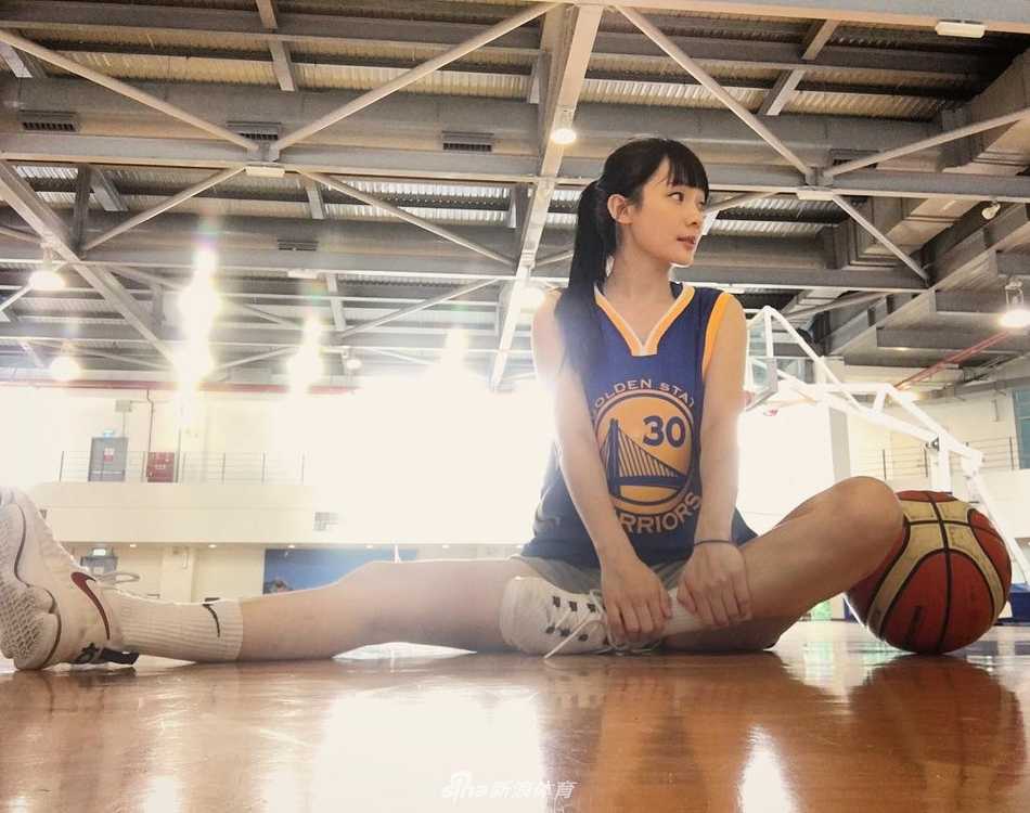 洗菜在球场上专注控球，眼神犀利，扎实的基本功和帅气的姿态丝毫不输男生。