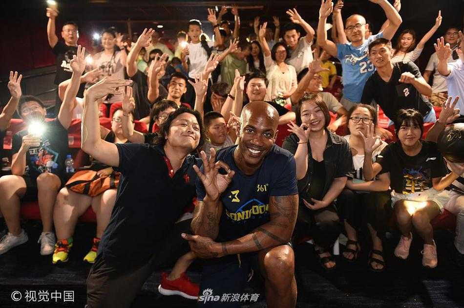 篮球巨星斯蒂芬·马布里现身南京影城，他身着休闲装，面带标志性的微笑向热情欢呼的球迷挥手示意，眼神中充满了对这座城市的热爱。