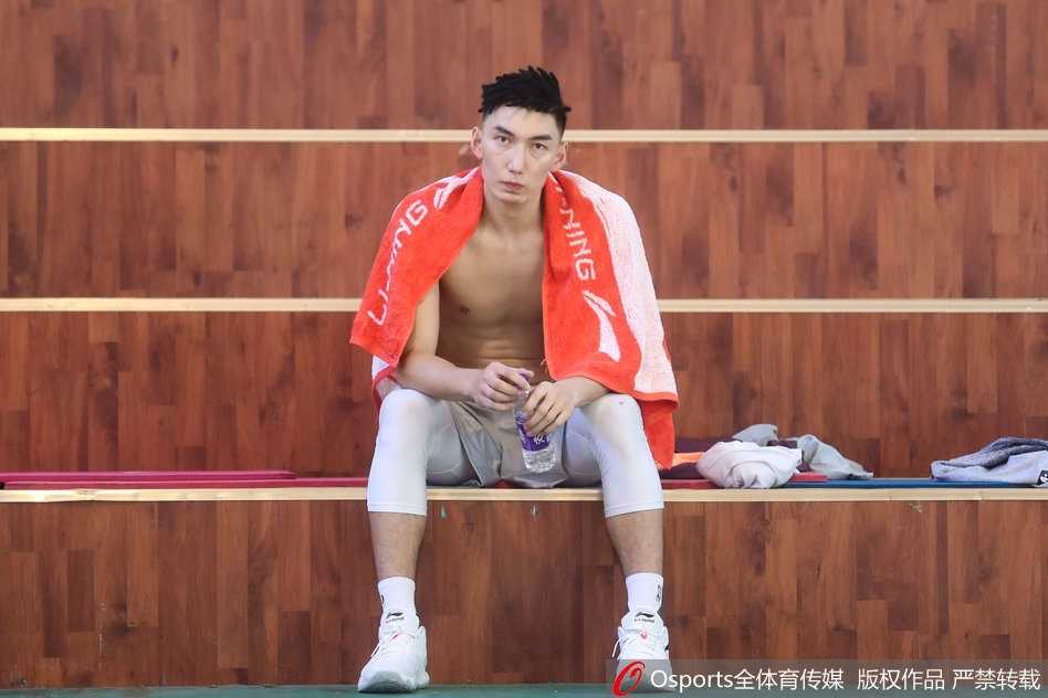 从零开始卫冕路 新疆飞虎全新征程再启航 外线射手群在三分线外架起炮台,皮球划过一道道优美弧线空心入网,仿佛预示着新赛季新疆队将用猛烈的远程火力覆盖整个联盟。