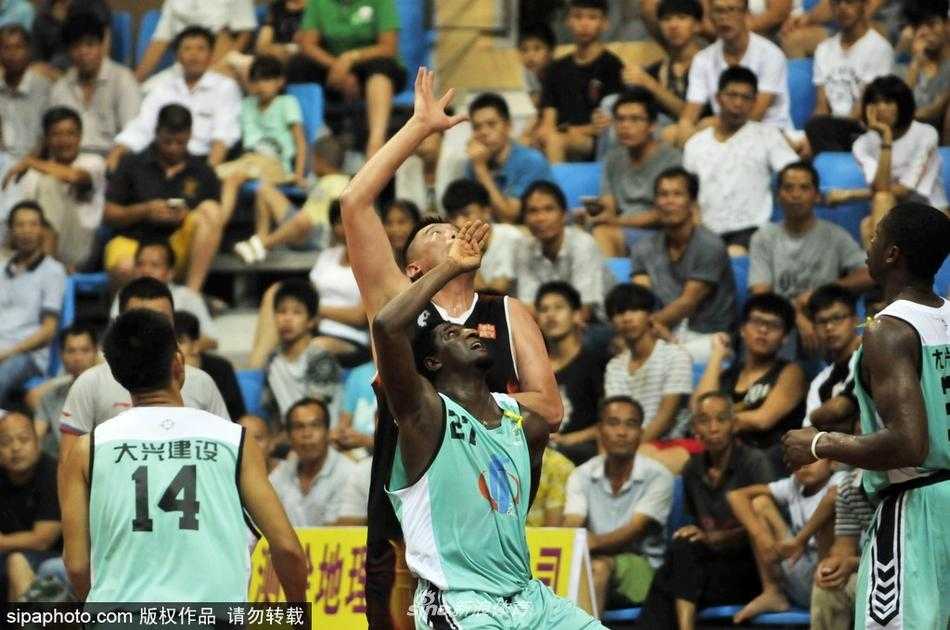 比赛结束后，几位笑容灿烂的武鸣当地小孩模仿着刚才外援的动作，在球场边空地上拍打着篮球，篮球的梦想或许就在这一刻，在他们心中悄悄生根发芽。