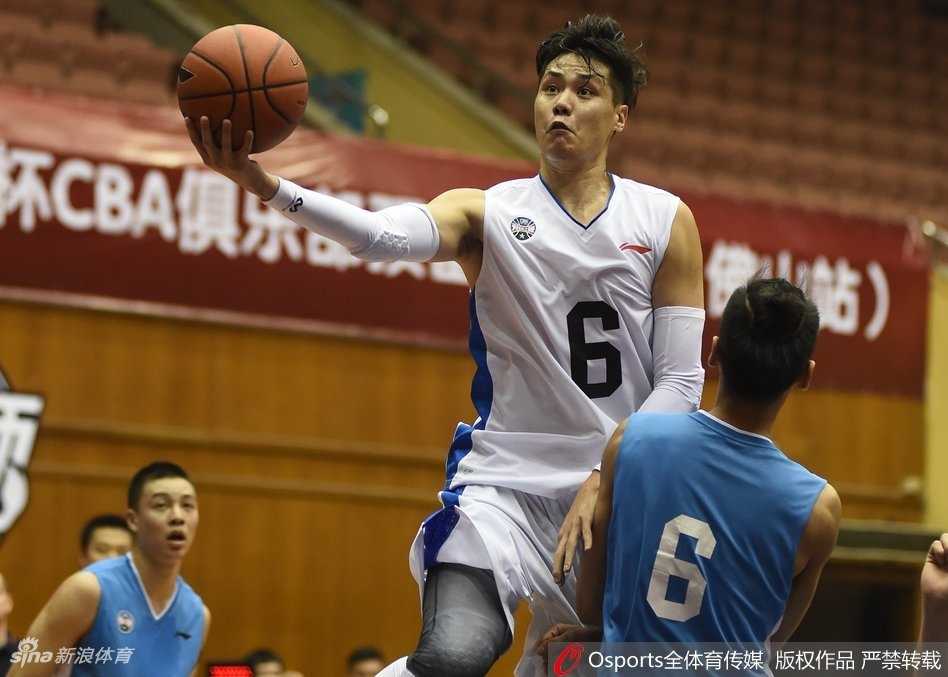 贺天举在三分线外果断起跳出手，手腕轻柔地将球拨出，标志性的投篮姿势即使在预备队比赛中也保持着那份射手独有的优雅与从容。