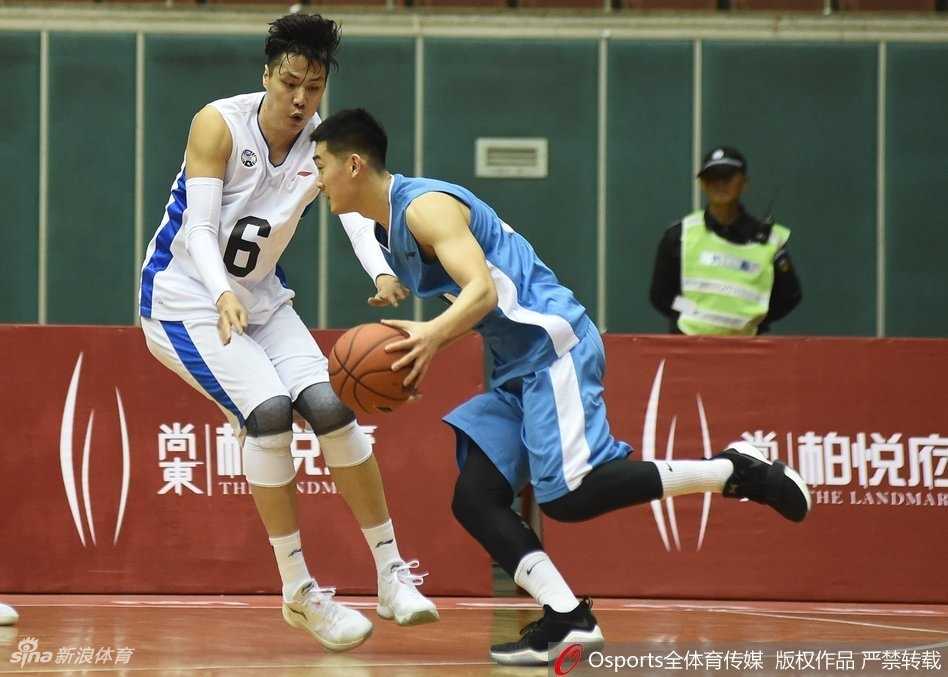 运球突破的贺天举神情专注，虽然这只是强度较低的预备队联赛，但他每一次运球都全力以赴，渴望通过每一次触球找回曾经那个在三分线外自信出手的自己。