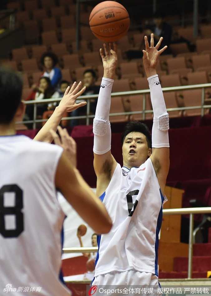 身披辽宁队6号战袍的贺天举在预备队比赛中眼神专注，他高高跃起试图封盖对手的投篮，仿佛要将过去一年的阴霾全部扇飞。