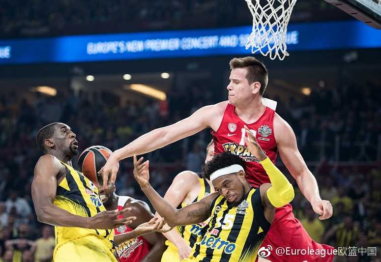 博格达诺维奇高高举起冠军奖杯，与队友卡利尼奇共同沉浸在夺冠的喜悦中，金色的雨从天而降