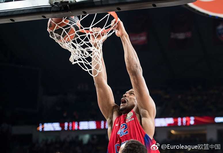 费内巴切球员在主场球迷排山倒海的助威声中开场，他们对胜利的渴望写在脸上