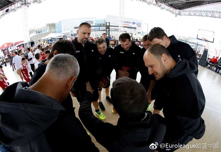 伊斯坦布尔四强赛的蓝色狂欢:马尔马拉球迷专区全记录 博斯普鲁斯海峡的晨光映照下,伊斯坦布尔马尔马拉论坛外早已排起长龙,球迷们满怀期待地等待踏入属于他们的篮球乐园。