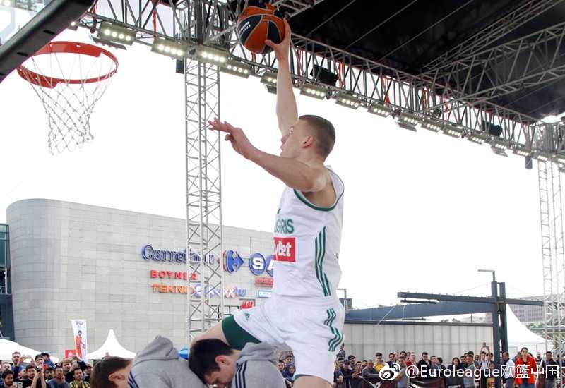 伊斯坦布尔四强赛的蓝色狂欢:马尔马拉球迷专区全记录 欧冠传奇球星西奥·帕帕卢卡斯在表演赛中俯身运球,眼神中带着顽童般的专注,与他对位的特殊奥林匹克小球员则兴奋地张开双臂防守。