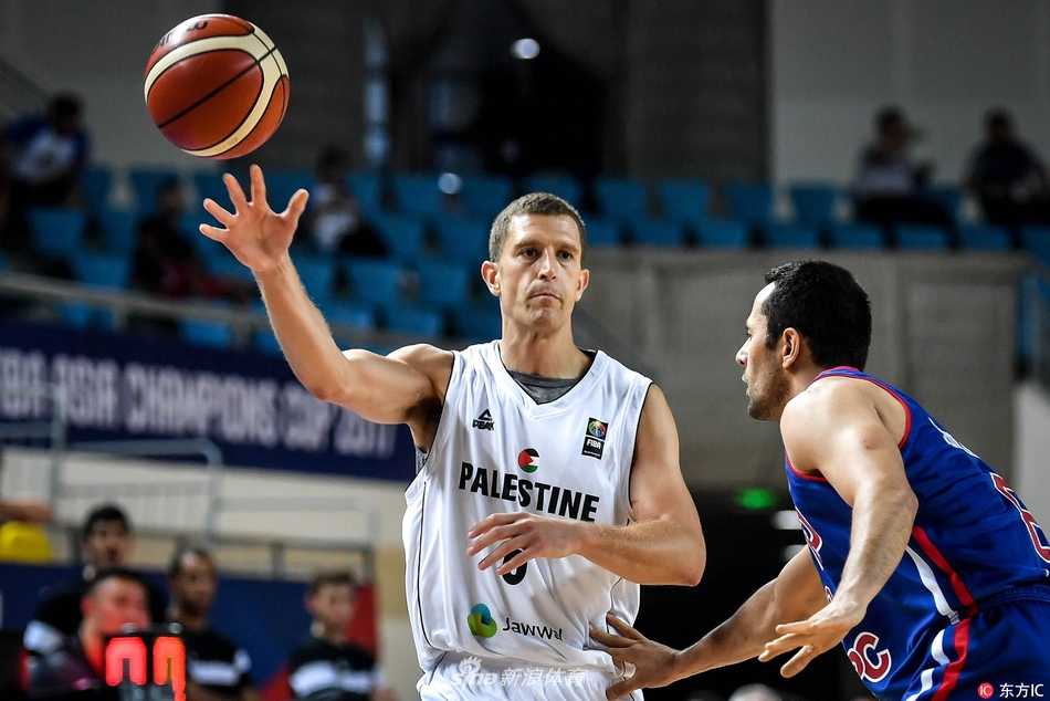 伊朗石油化工狂胜拉姆安拉 亚洲篮球冠军杯上演悬殊对决 伊朗石油化工队员突破重围,如猎豹般杀入禁区,双手大力灌篮,拉姆安拉防守球员只能望球兴叹