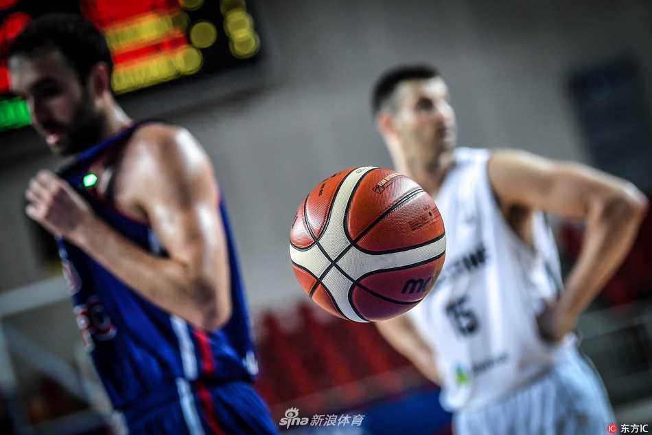 伊朗石油化工狂胜拉姆安拉 亚洲篮球冠军杯上演悬殊对决 拉姆安拉球员奥布莱恩在伊朗队员的严密包夹下,拼尽全力跃起争抢篮板,眼神中透露出不屈与坚毅