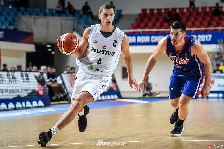 伊朗石油化工狂胜拉姆安拉 亚洲篮球冠军杯上演悬殊对决 比赛暂停间隙,伊朗石油化工主教练神情严肃地给弟子们布置战术,队员们围成一圈认真聆听