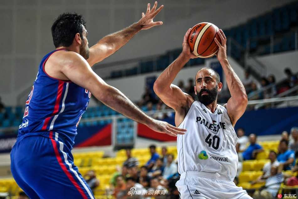 伊朗石油化工狂胜拉姆安拉 亚洲篮球冠军杯上演悬殊对决 伊朗石油化工核心后卫威利-沃伦运球疾走,一个背后运球轻松晃过防守,脸上写满自信与从容