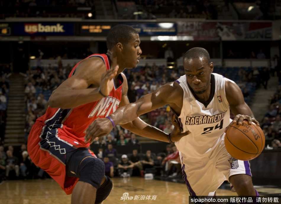 身披76人战袍的兰德里神情坚毅，即便在生涯后期，他依然保持着职业球员的素养，用每一次训练和比赛诠释着对篮球的热爱。