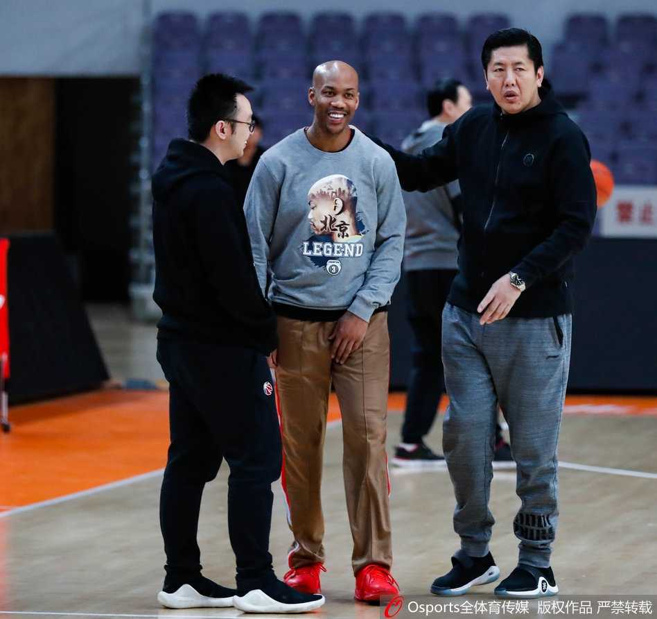 北京北控队训练结束，马布里与年轻球员击掌鼓励，他用这样的方式传递着自己的篮球信念与永不熄灭的拼搏精神。