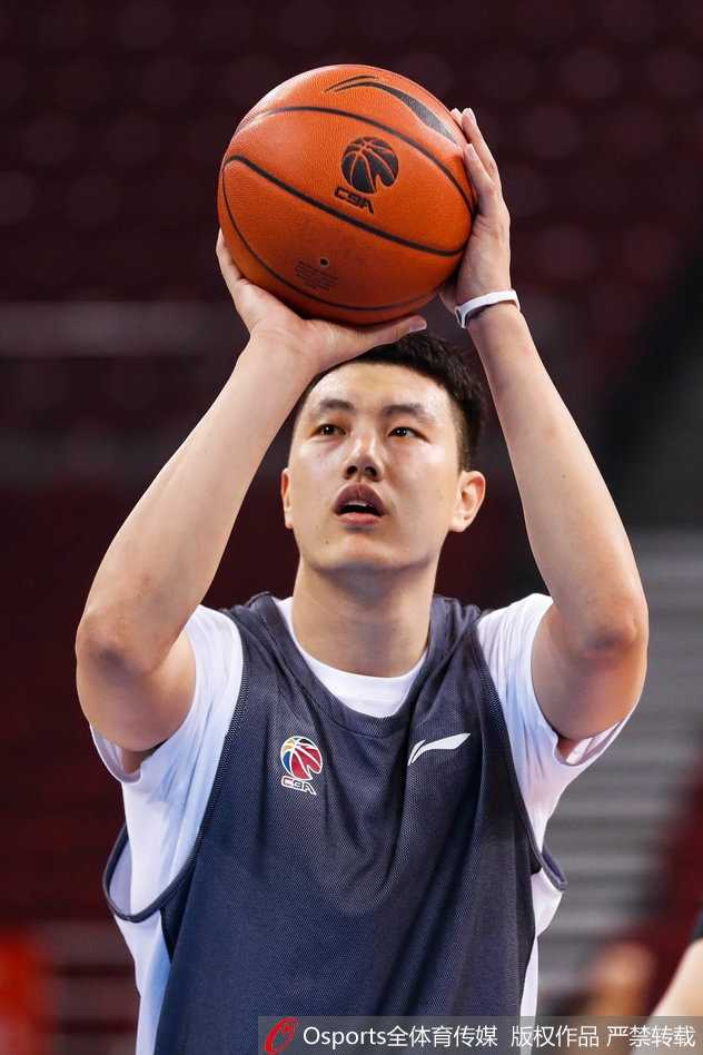 翟晓川眼神坚毅，热身运动中目光如炬紧盯篮筐