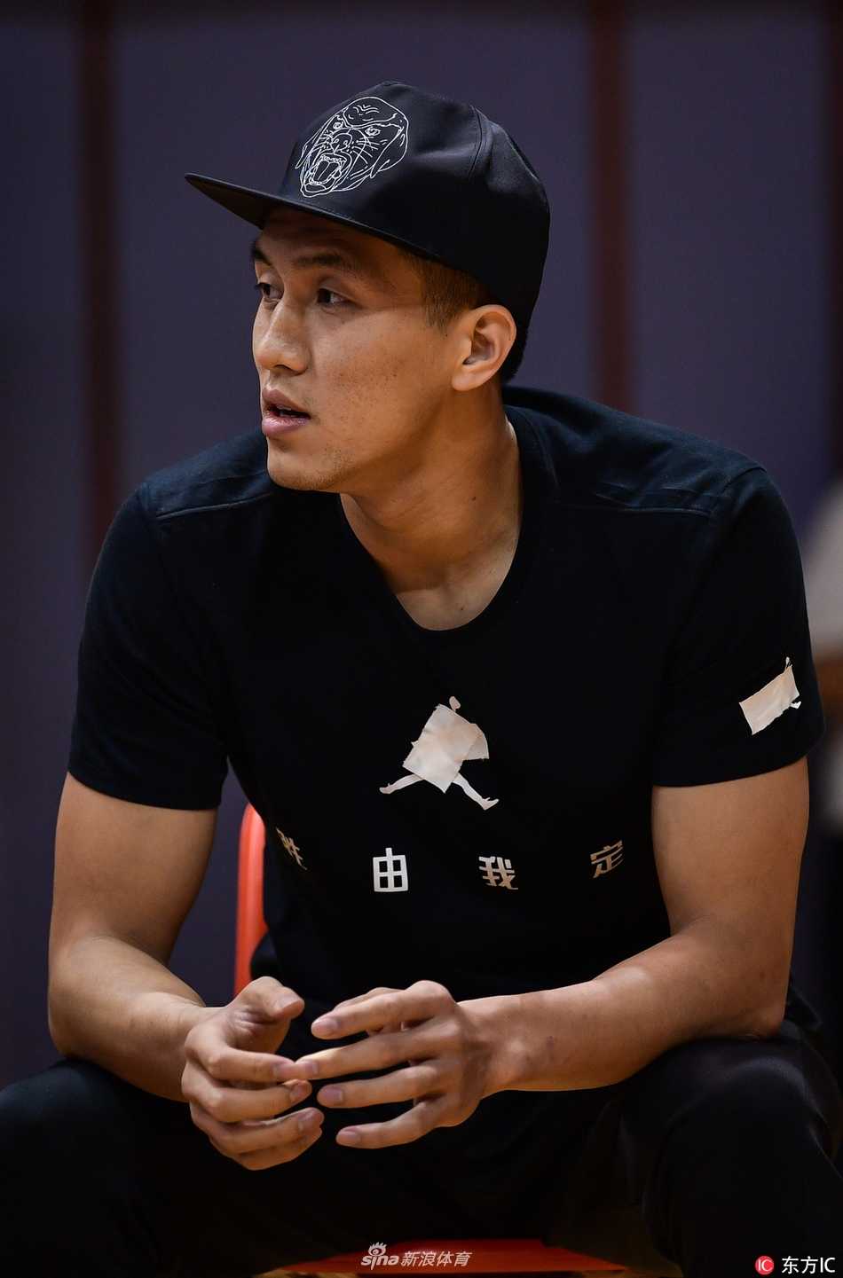 赵继伟在场边露出微笑，似乎看到了球队在场上打出了精妙的配合，轻松的神情感染着周围的队友