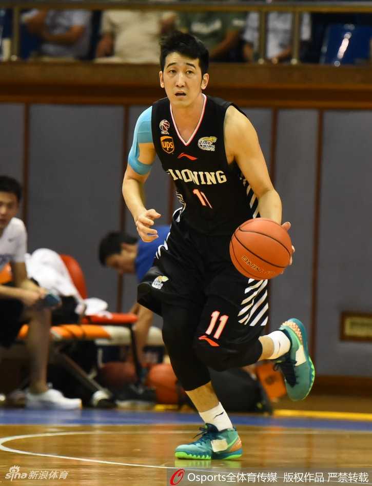 丁彦雨航身披国家队战袍，眼神坚毅凝视前方，作为核心领袖他将在锋线上扛起中国男篮的进攻大旗。