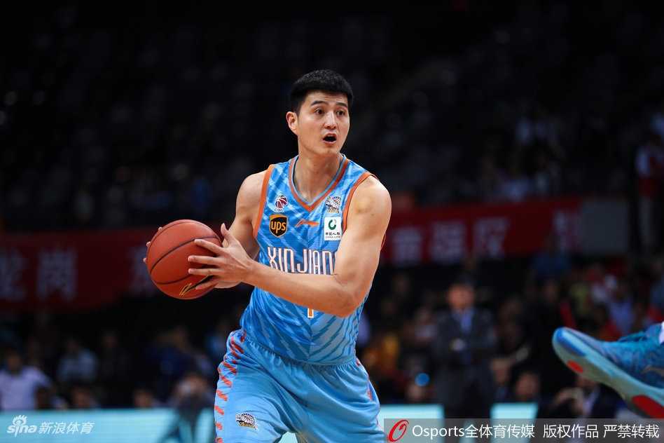 内线悍将王哲林在低位持球强攻，肌肉线条分明，眼神中透露出在内线翻江倒海、统治禁区的决心。