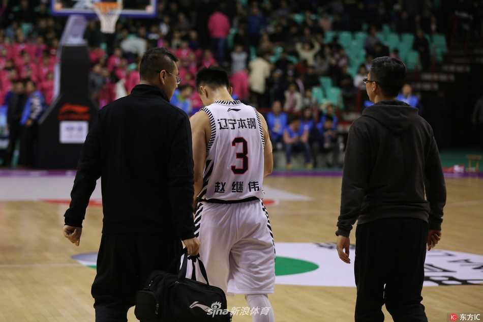 在对手严密防守下，赵继伟面露痛苦神色，身体重心完全失衡，瞬间倒地。
