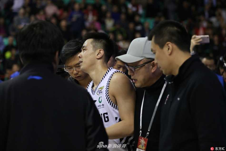 全场球迷起立，目光追随着被抬下场的赵继伟，许多人的双手合十，默默为他祈祷。
