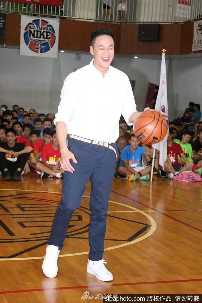 何润东在罚球线附近稳稳出手，篮球在空中划出完美弧线，场边的学生们纷纷驻足围观这难得一见的明星球技。