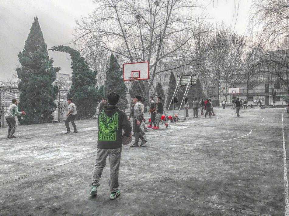 余诺然:从江苏财会职场英语挑战赛走出的闪耀之星 夕阳下的校园小径上,余诺然背着书包大步向前,背影充满朝气与力量,预示着光明的未来。