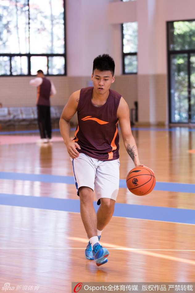 小将赵睿在训练间隙认真聆听指导，眼神专注而坚定，仿佛随时准备踏上战场，去撕咬对方的头号得分手。