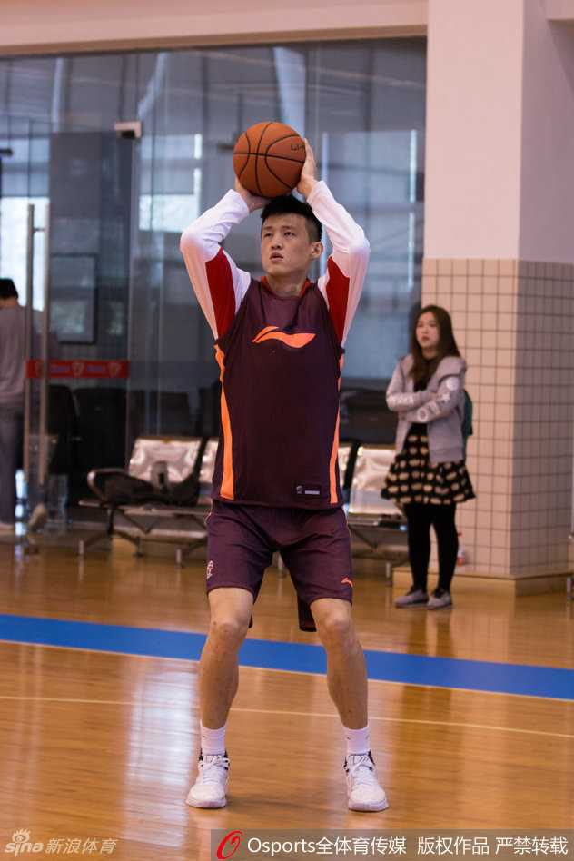 朱芳雨双手抱胸站在训练场边，神情轻松地观察着场上的训练情况，这位老大哥的存在本身就是球队的定海神针。